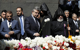 Karen Karapetyan pays tribute to Armenian Genocide victims in Tsitsernakaberd