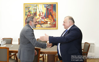 Премьер-министр принял знаменитого пловца Шаварша Карапетяна