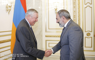 Nikol Pashinyan receives François Rochebloine