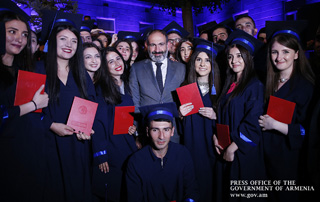Дарить человеку здоровье - величайшая миссия: Никол Пашинян поздравил выпускников ЕГМУ