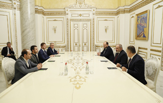 Le Premier ministre Pashinyan a reçu le nouveau champion du monde de gymnastique, Artur Davtyan et la médaillée de bronze, Harutyun Merdinyan 