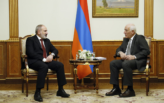 Nikol Pashinyan meets with Vahagn Khachaturyan