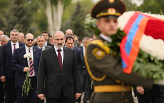 Le Premier ministre Nikol Pashinyan rend hommage aux victimes du Génocide arménien à Tsitsernakaberd