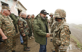 La situation est entièrement contrôlée par les forces armées de la République d'Arménie et l'armée de défense: Nikol Pashinyan a visité les positions de défense d'Artsakh