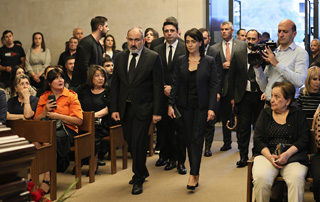 PM Pashinyan, together with his wife, attends the funeral ceremony of Vigen Khachatryan 

