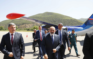 The Prime Minister arrives in Kapan by plane

