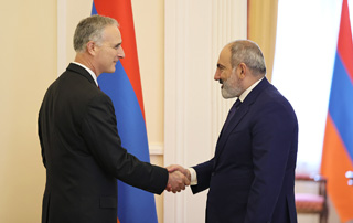 Le Premier ministre Pashinyan a reçu Louis Bono