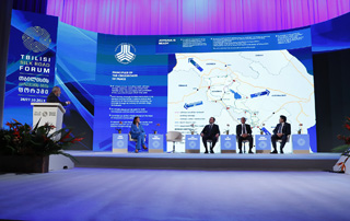 Le Premier ministre Pashinyan présente le projet " Carrefour de la paix " et ses principes au Forum international de Tbilissi