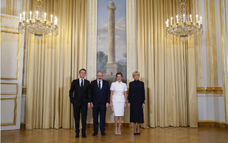 Վարչապետը տիկնոջ հետ մասնակցել է Ֆրանսիայի նախագահի և նրա տիկնոջ անունից տրված պաշտոնական ընթրիքին