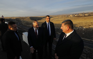 Премьер-министр ознакомился с ходом строительства участка дороги Аштарак-Талин проекта “Север-Юг”