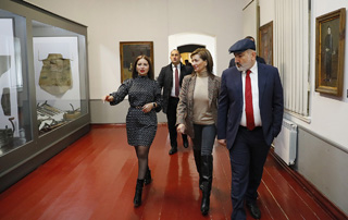 Премьер-министр вместе с супругой посетил выставку “Видения смерти коммунизма”