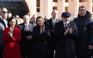 The Prime Minister and his wife attend the New Year outdoor concert and visit the Christmas fair in Jermuk