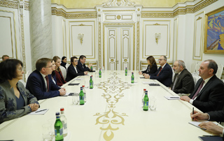Премьер-министр Пашинян принял делегацию во главе с председателем Комиссии Бундестага Германии по правовым вопросам