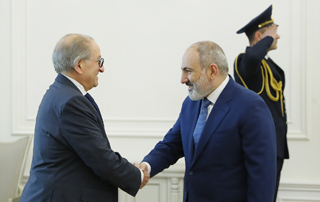 Le Premier ministre Pashinyan a reçu l'Homme d'affaires et Philanthrope suisse d'origine arménienne, Vahé Gabrache

