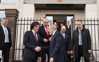 Никол Пашинян и Ираклий Кобахидзе посетили новое здание посольства Грузии в Армении

