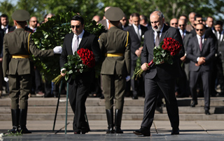 
À l'occasion de la Journée de la Victoire et de la Paix, le Premier ministre Pashinyan a visité le Parc de la Victoire 
