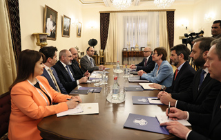 Премьер-министр Пашинян принял президента ЕБРР