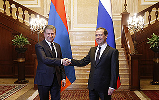 Karen Karapetyan Congratulates Dmitry Medvedev on 73rd Anniversary of Victory in Great Patriotic War