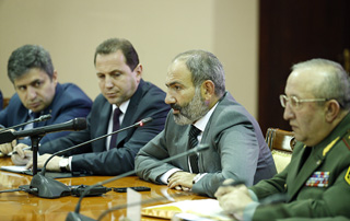 Le Premier ministre Nikol Pashinyan présente le nouveau ministre de la Défense David Tonoyan