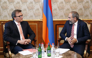 Премьер-министр Пашинян обсудил с послом Гассером развитие армяно-швейцарских отношений