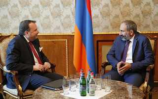 Nikol Pachinyan et Richard Mills discutent de questions liées aux relations arméno-américaines