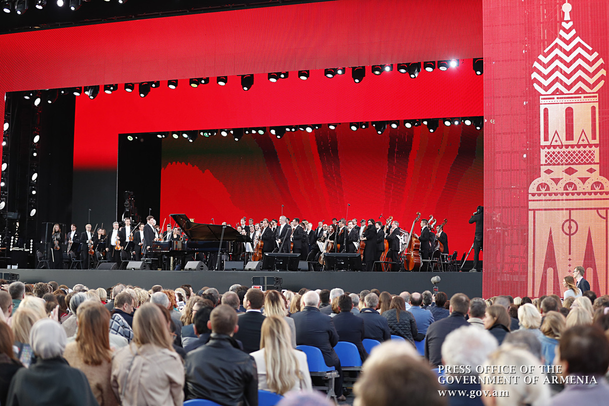 Никол Пашинян присутствовал на гала-концерте, посвященном Чемпионату мира по футболу на Красной площади