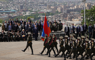Nikol Pashinyan visits Victory Park on Victory and Peace Day