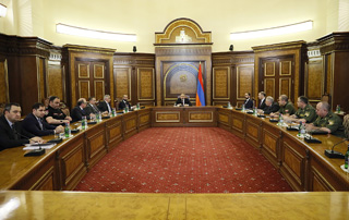 Security Council holds meeting