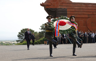 Никол Пашинян воздал дань уважения памяти героев Сардарапатской битвы