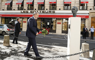 Никол Пашинян в Париже воздал дань уважения памяти Шарля Азнавура