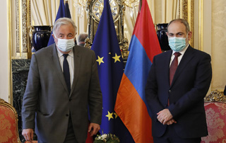 Nikol Pashinyan rencontre le Président du Sénat français Gérard Larcher