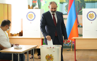 Nikol Pashinyan a voté dans le bureau de vote 8/16