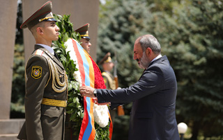Nikol Pashinyan a visité le Panthéon de « Yerablur »