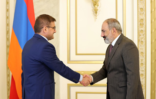 Nikol Pashinyan meets with Arman Babajanyan