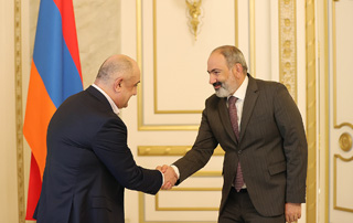 Nikol Pashinyan meets with Samvel Babayan