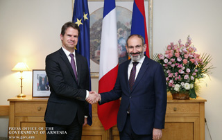 Премьер-министр поздравил высшее руководство Франции с Национальным праздником, а также посетил посольство Франции в Армении 