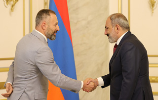 Nikol Pashinyan meets with United Motherland party leader Mher Terteryan