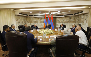 Никол Пашинян встретился с руководителями около десятка внепарламентских политических сил
