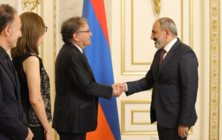 Nikol Pashinyan receives Ara Toranian