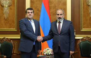 La question la plus importante à notre ordre du jour est la précision du statut de l'Artsakh : Nikol Pashinyan rencontre  Araik Harutyunyan