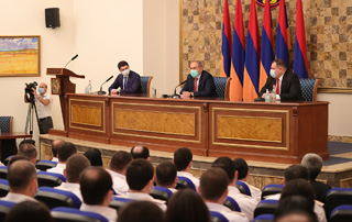 J'attends des actions plus efficaces et plus décisives de la part du Comité d'enquête: Nikol Pashinyan a présenté Argishti Kyaramyan au personnel du Comité d'enquête 