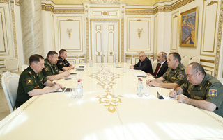 Nikol Pashinyan reçoit le chef adjoint de l'état-major des forces armées de la Fédération de Russie, Sergueï Istrakov 