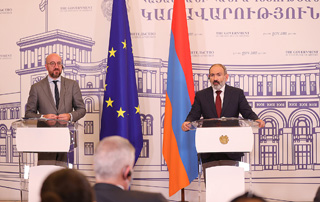 Nikol Pashinyan et Charles Michel font des déclarations pour résumer les résultats de leurs entretiens
