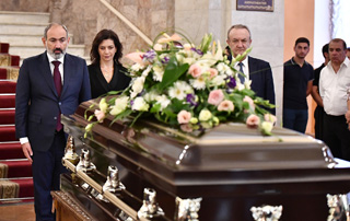 Никол Пашинян и Анна Акопян присутствовали на церемонии прощания с Дживаном Гаспаряном