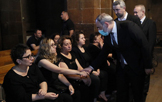 Никол Пашинян присутствовал на церемонии прощания с Арменом Шекояном