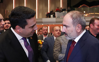 Премьер-министр Пашинян поздравил Алена Симоняна в связи с его избранием на пост председателя НС