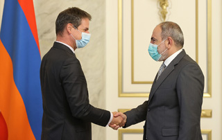 Премьер-министр Пашинян провел прощальную встречу с послом Франции Джонатаном Лакотом