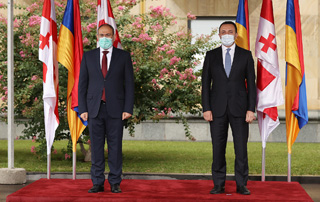 Между правительствами Армении и Грузии налажено эффективное сотрудничество: Никол Пашинян встретился с Ираклием Гарибашвили

