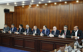 “Let us try investing money the way it could generate added value” - PM meets with Armenian businessmen in St. Petersburg