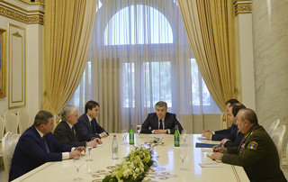 Le Premier ministre par intérim, Karen Karapetyan, tient une réunion du Conseil de sécurité